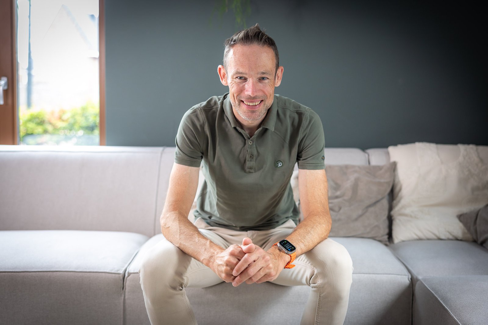 Jacques Schuit van SUPERSUM, zittend op een bank
