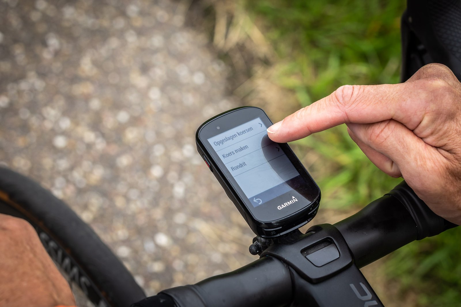 Een koers kiezen op een fietscomputer